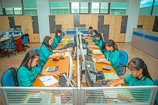 distribution-staff-02